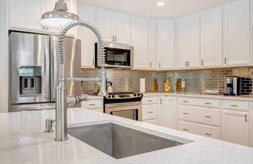 Shore Acres House | AMAZING HOME SUPER CLEAN FREE PARKING FULLY STOCKED KITCHEN