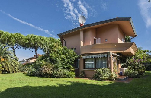 Lido di Camaiore Cabin | Amazing house with beautiful views and spacious heated pool