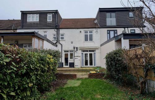 Redbridge House | Amazing House With Free Parking
