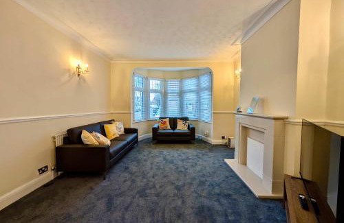 Redbridge House | Amazing House With Free Parking