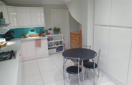 Redbridge House | Amazing Ilford 3 bedroom house