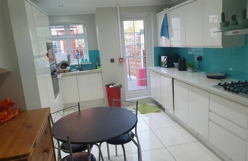 Redbridge House | Amazing Ilford 3 bedroom house