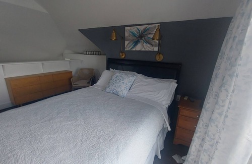 Hamilton Cottage | Amazing Lake house with hottub private yard and lake access. Pet friendly.