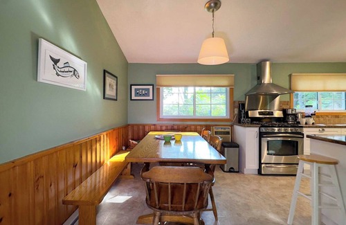 Bluewater Cottage | Amazing Lake View! King Bed- Gas Fireplace