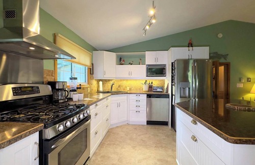 Bluewater Cottage | Amazing Lake View! King Bed- Gas Fireplace