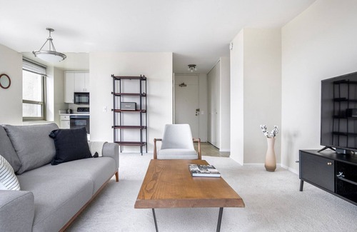 Lake View East Apartment | Amazing Lakeview 1BR w/Rooftop Pool, near Wrigley Field, by Blueground