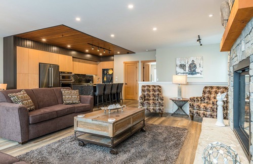 Silver Star Mountain House | Amazing location right on skiway! 2 King Beds, Private Hot Tub, Laundry & Garage