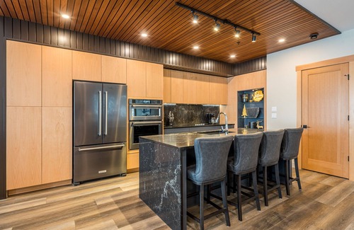 Silver Star Mountain House | Amazing location right on skiway! 2 King Beds, Private Hot Tub, Laundry & Garage