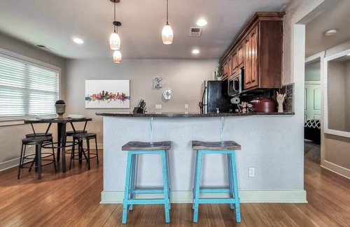 Plaza Westport Condo | Amazing Locale 2KingBR/1BTH