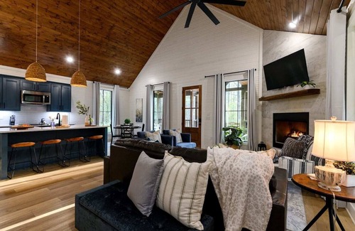 Broken Bow Cabin | Amazing Location on Acre Lot!- A Perfect Landing