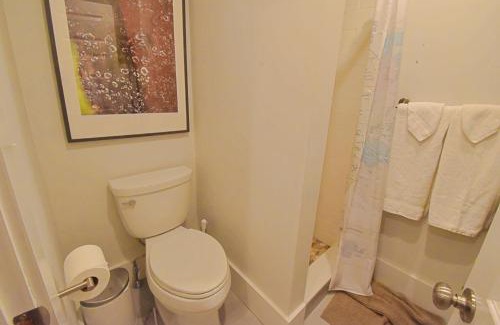 North End Apartment | Amazing Location studio parking