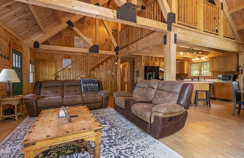Carbondale Cabin | Amazing Log Home near Wineries, Fishing and Hiking
