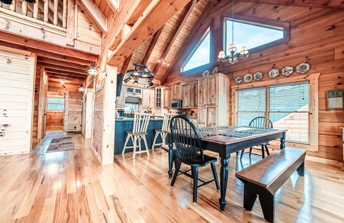 Boomer Cabin | Amazing Log home with breath taking mountain views! Mins from Kerr Scott Lake