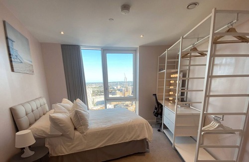 Barking Apartment | Amazing London City Skyline View & Transport Links