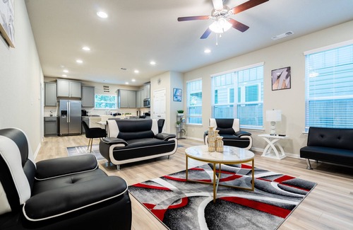 Round Rock House | AMAZING LUXURY 4 BEDROOM WITH GAMEROOM MINUTES AWAY FROM DELL DIAMOND & KALAHARI