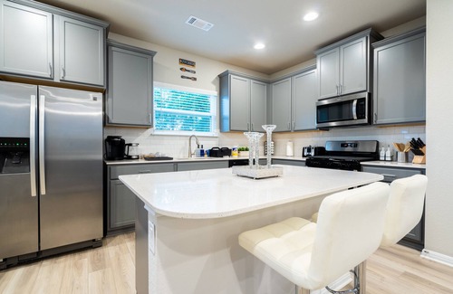 Round Rock House | AMAZING LUXURY 4 BEDROOM WITH GAMEROOM MINUTES AWAY FROM DELL DIAMOND & KALAHARI