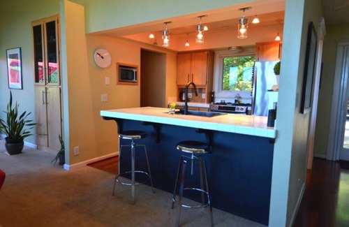Roseburg Bed & Breakfast | Amazing Mid-Century Modern Home-Incredible Views!