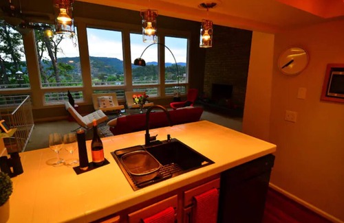 Roseburg Bed & Breakfast | Amazing Mid-Century Modern Home-Incredible Views!