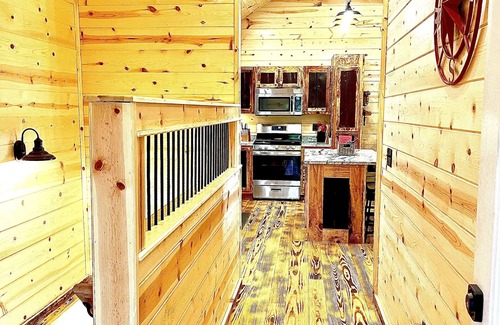 Murphy Cabin | *Amazing Mountain Views at the 2-Story Highland Hideaway*