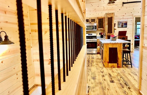 Murphy Cabin | *Amazing Mountain Views at the 2-Story Highland Hideaway*