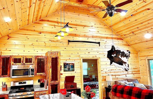 Murphy Cabin | *Amazing Mountain Views at the 2-Story Highland Hideaway*