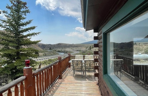 Twin Lakes Cabin | Amazing Mtn and River Views! Dog Friendly 3 Bedroom Log Cabin