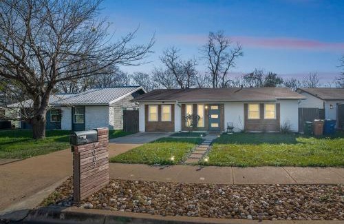 Timber Village House | Amazing New Oasis ,Hot Tub,Tvs in Rooms,Downtown