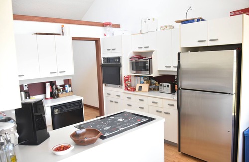 Grimsby House | Amazing Niagara Wine Country Cottage 3 Bdrm, 3 bath, Lake/TO Skyline