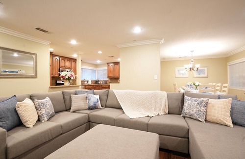 Southwest Anaheim House | Amazing Pool/Jac Home! 1/4-1/2 Mi 2Conv Ctr/Disney