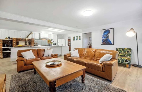 Sheldon House | Amazing Retreat Close to Brisbane and GC