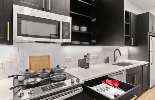 North Hyde Park Apartment | Amazing Studio |Near Beach & Downtown | Pool & Gym