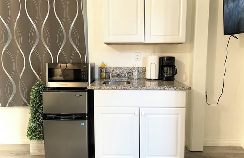 Alhambra Apartment | Amazing Studio (Private Entrance & Free Parking)