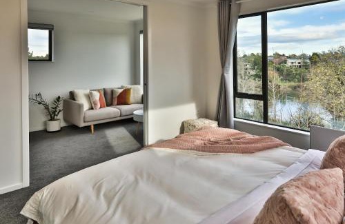 Hamilton House | Amazing the Waikato River-View Brand New Villa with 4 bedrooms