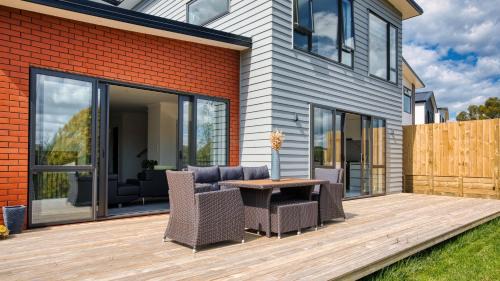 Hamilton House | Amazing the Waikato River-View Brand New Villa with 4 bedrooms