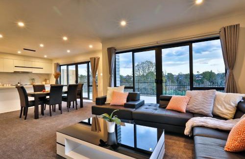 Hamilton House | Amazing the Waikato River-View Brand New Villa with 4 bedrooms