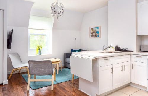 Shaughnessy Village Apartment | Amazing three bedroom Apartment in Central Montreal facing a park