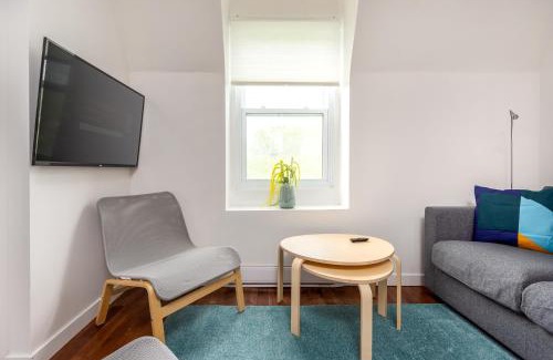Shaughnessy Village Apartment | Amazing three bedroom Apartment in Central Montreal facing a park