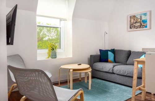 Shaughnessy Village Apartment | Amazing three bedroom Apartment in Central Montreal facing a park