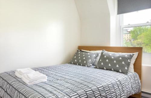 Shaughnessy Village Apartment | Amazing three bedroom Apartment in Central Montreal facing a park