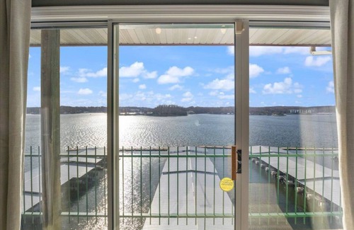 Lakeland Condo | AMAZING TOP FLOOR LAKE VIEWS! UPDATED CONDO, 3 BR/2BA, GREAT LOCATION, 39' SLIP