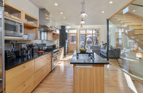 Telluride House | Amazing Townhome w/Mountain Views, Perfect Location! - 1 Block to Gondola, Restaurants & Shops!