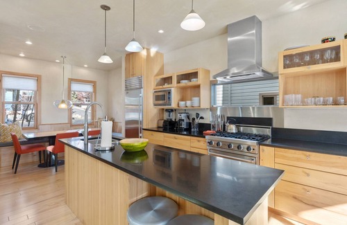 Telluride House | Amazing Townhome w/Mountain Views, Perfect Location! - 1 Block to Gondola, Restaurants & Shops!