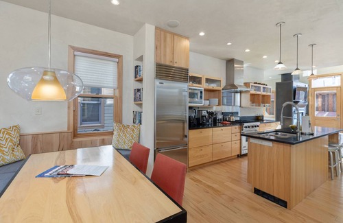 Telluride House | Amazing Townhome w/Mountain Views, Perfect Location! - 1 Block to Gondola, Restaurants & Shops!