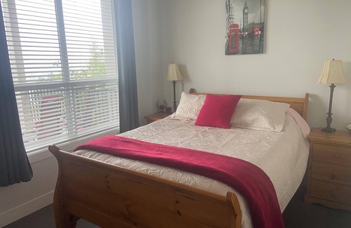 Upper Ten Oaks House | Amazing Valley View - modern 2 bedroom suite