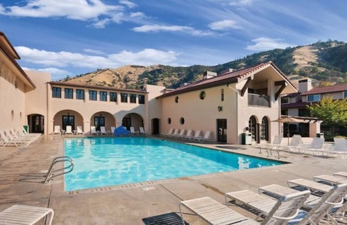 Nice Apartment | Amazing View of Clear Lake and Mountains