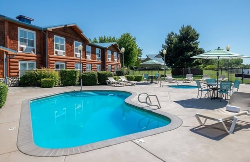 Boardman House | Amazing Views and Beautiful Resort! Cabin w/King Bed & Kitchen and Pool Access