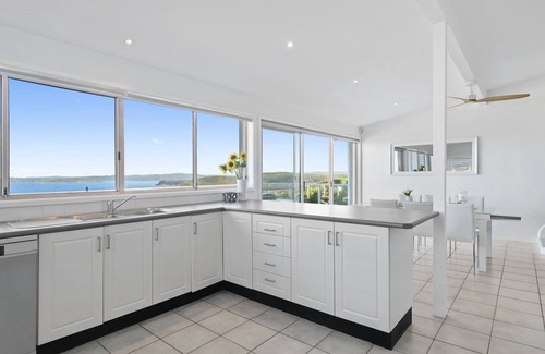 Killcare Heights House | Amazing views, whale watching and close to Bells