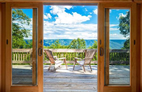 Great Cacapon House | Amazing Views, Hot Tub, WiFi, Deck, & Fire Pit!
