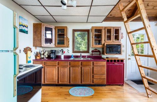 Great Cacapon House | Amazing Views, Hot Tub, WiFi, Deck, & Fire Pit!