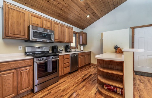 The Galena Territory House | Amazing Views of Cogan Valley ~ Fire Pit, Hot Tub, NOW Pet Friendly!